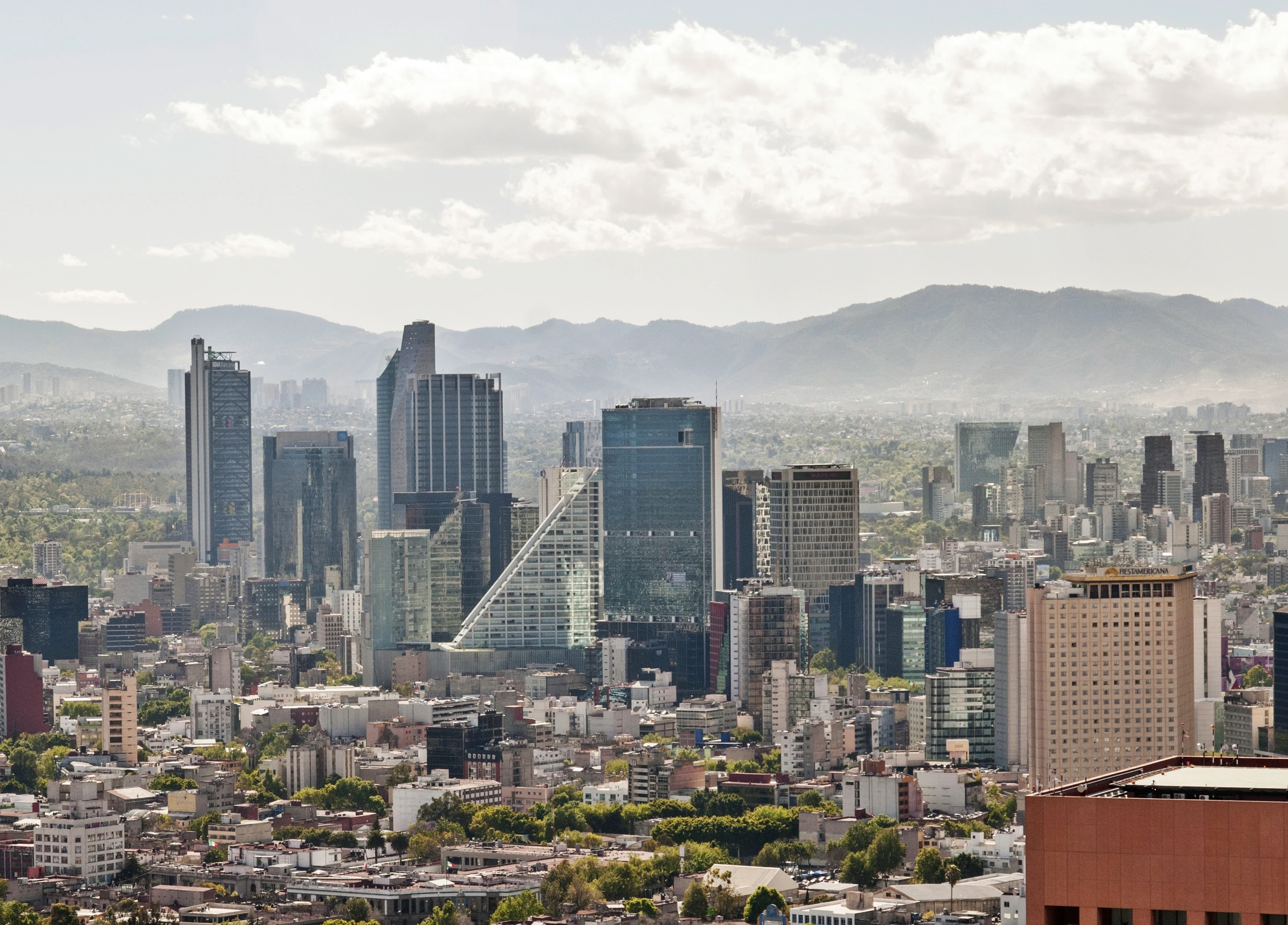 Vista real del paisaje urbano y Paseo de la Reforma en Ciudad de México