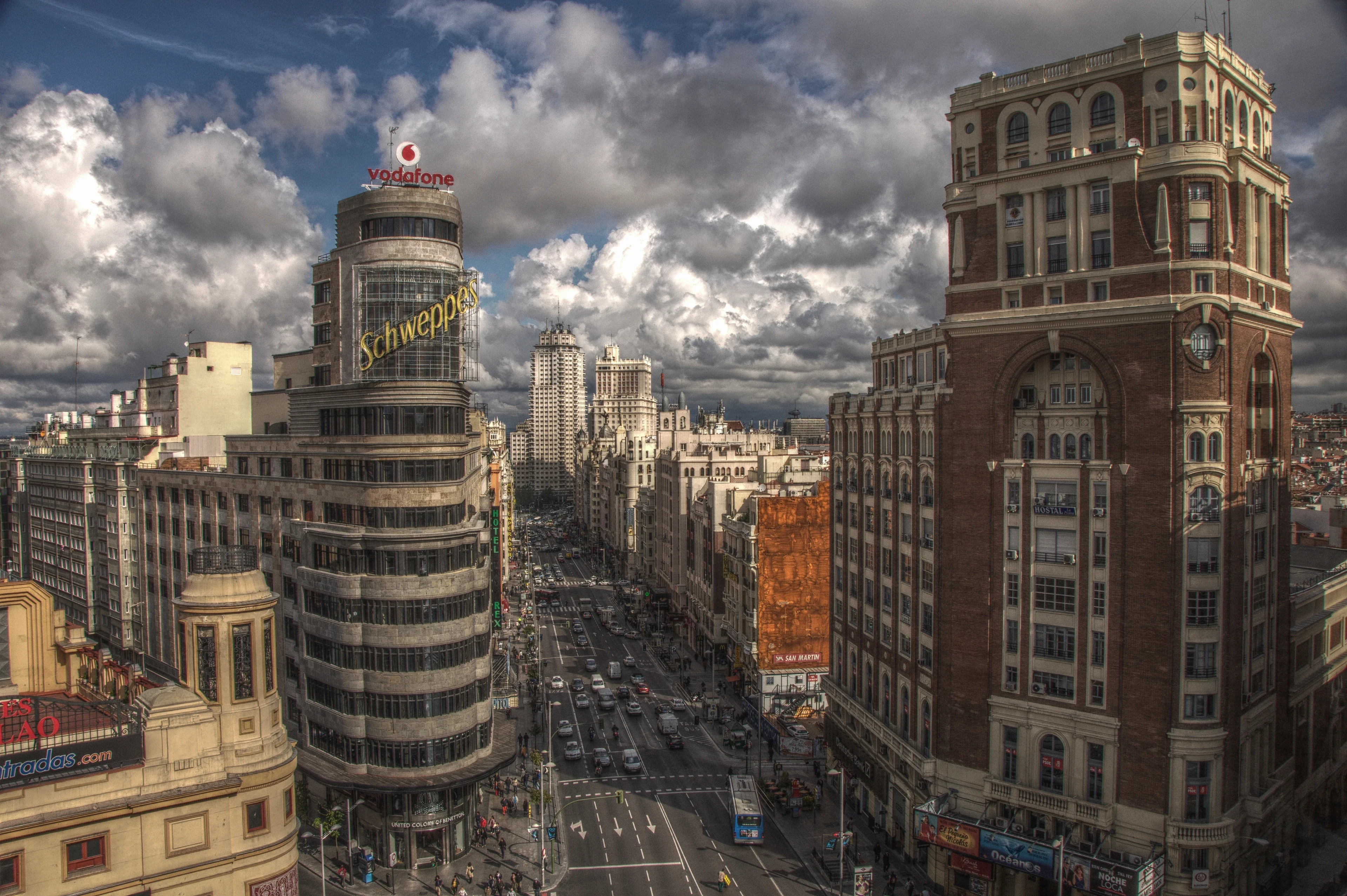 Vista real de la Gran Vía y sus edificios en Madrid