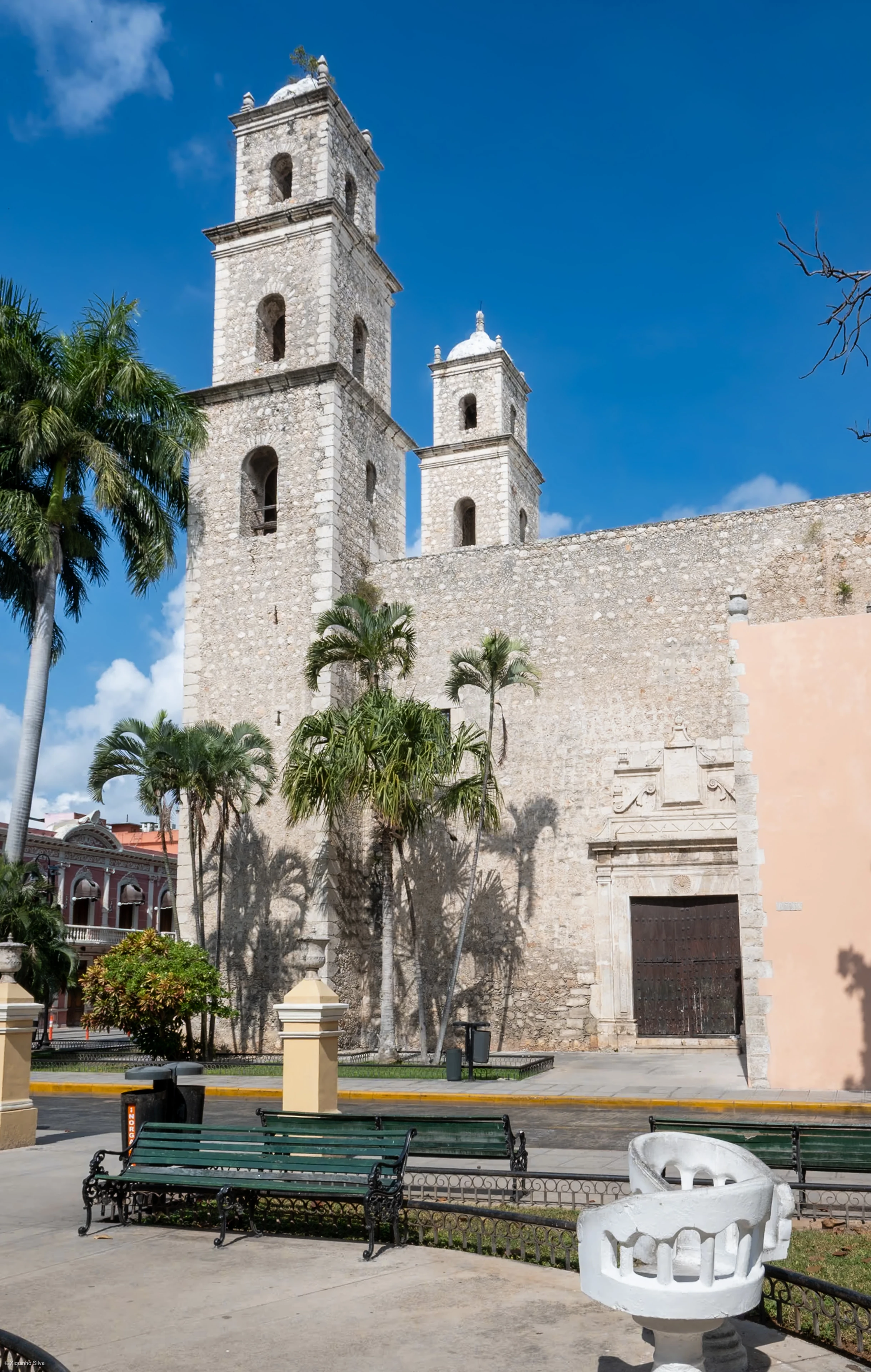 Arquitectura histórica y plaza en Mérida, Yucatán