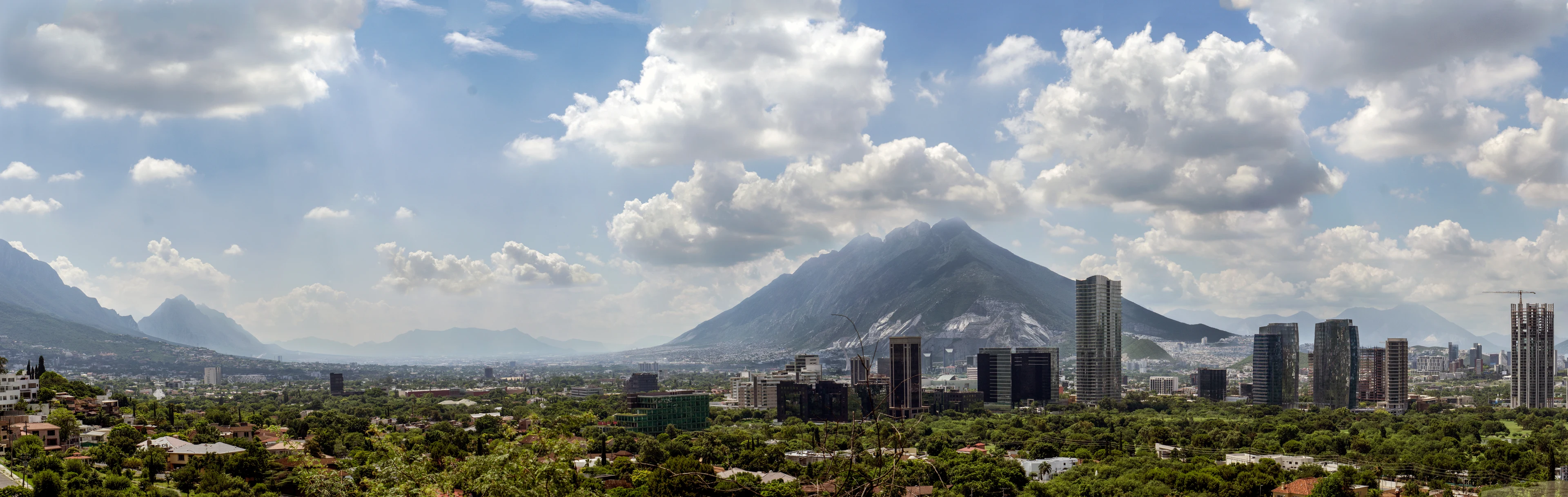 Panorama diurno real de Monterrey con ciudad y montañas