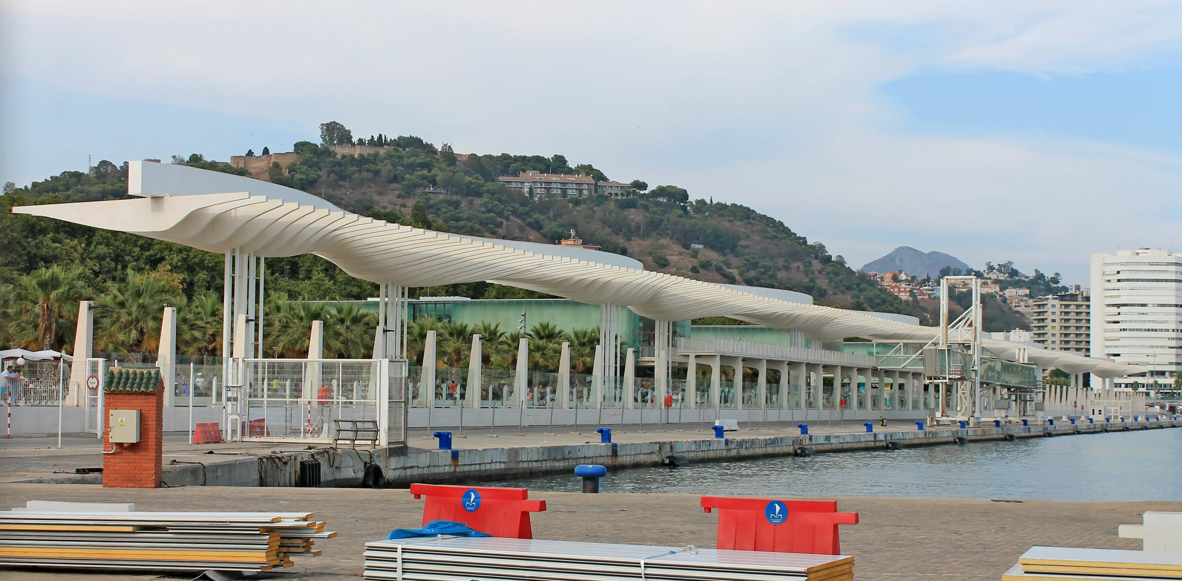 Vista real del Palmeral de las Sorpresas junto al puerto de Málaga