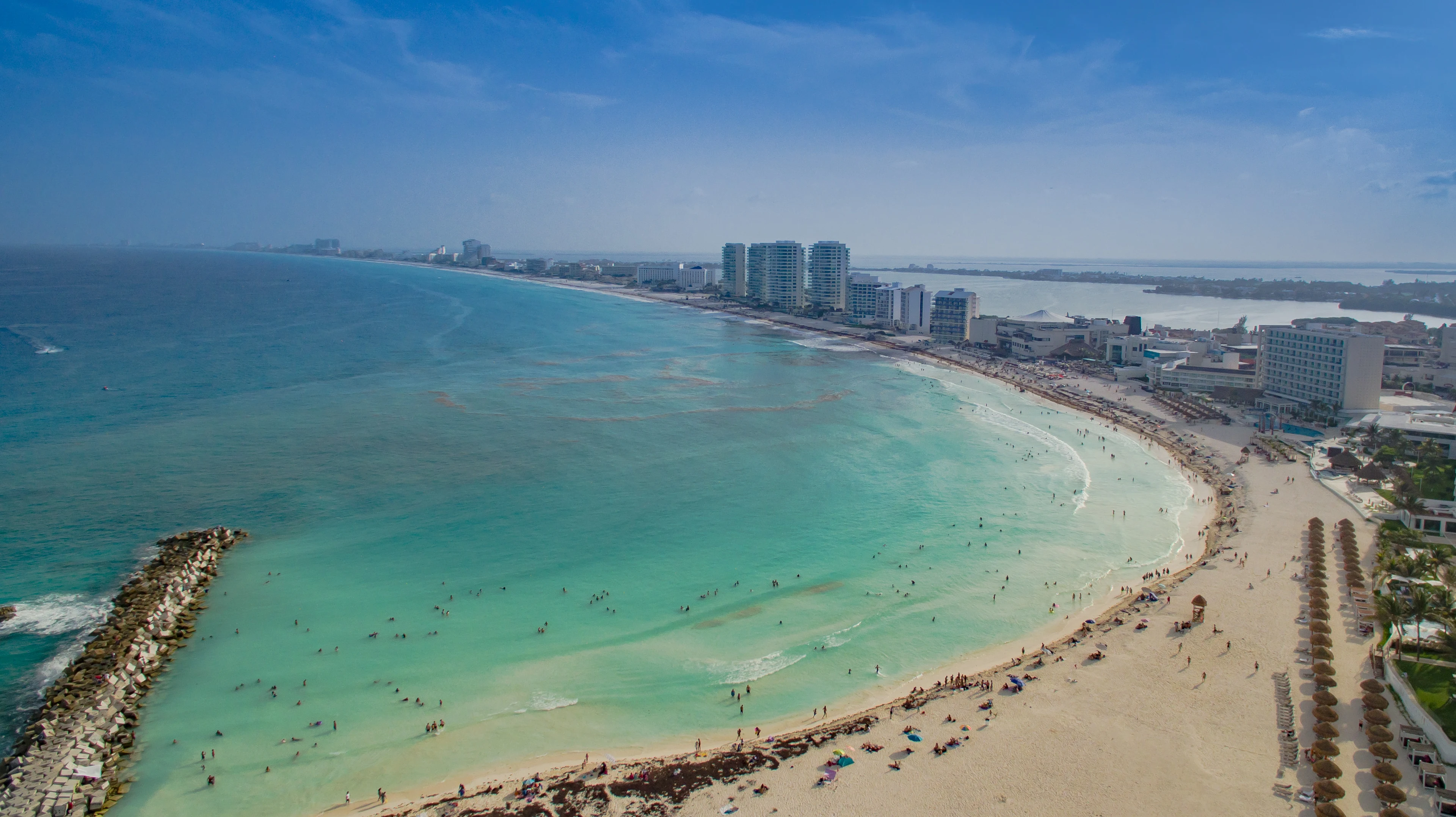 Vista aérea real de la playa y el mar Caribe en Cancún