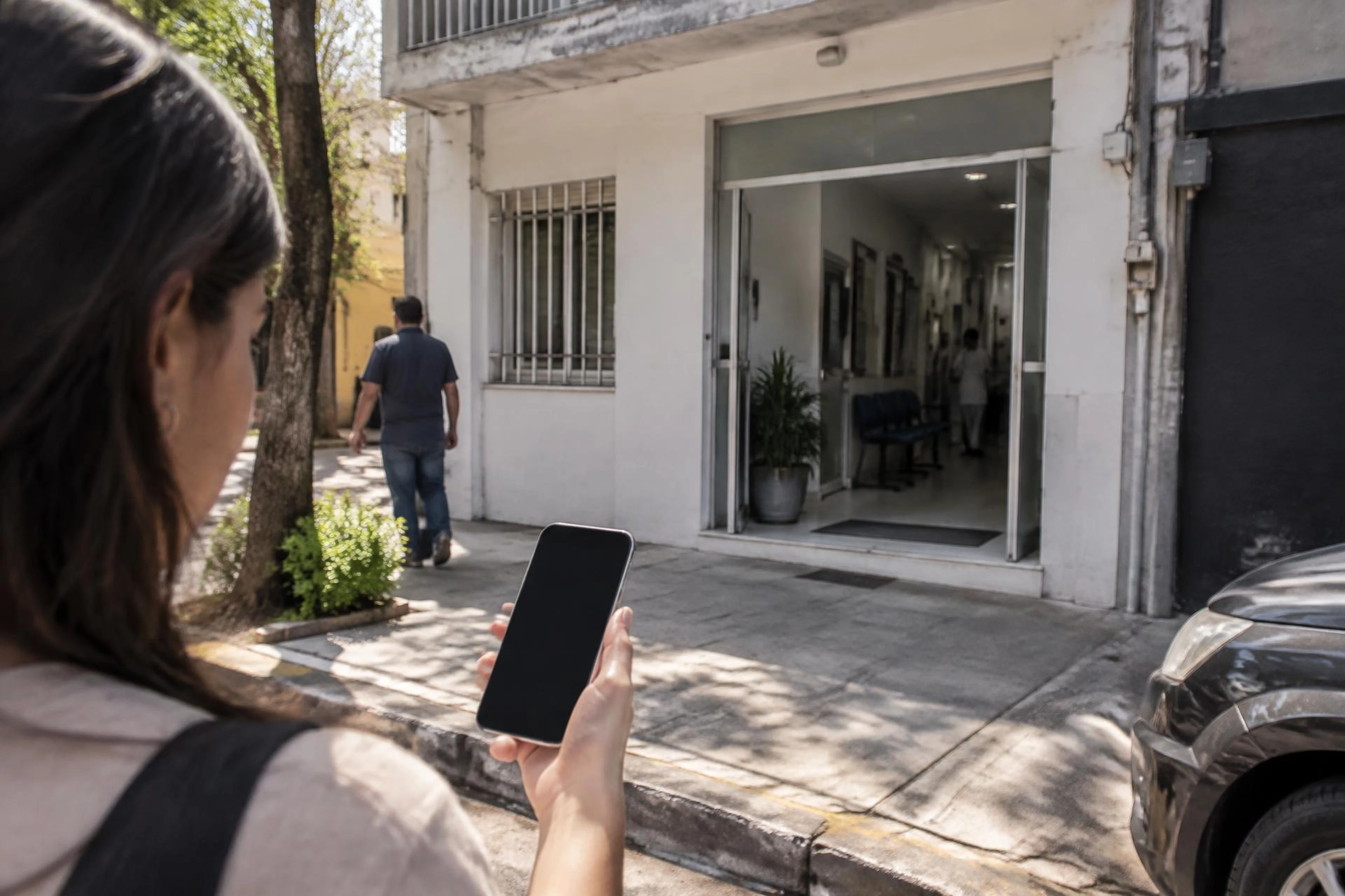 Escena ilustrativa de búsqueda móvil de servicios en un entorno urbano